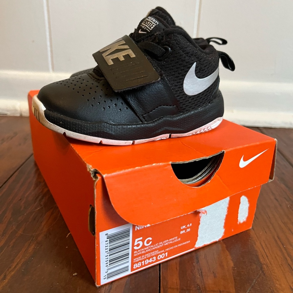 Toddler Sz 5C NIKE Team Hustle 881943 001 Black White Sneakers Tennis Shoes Boys